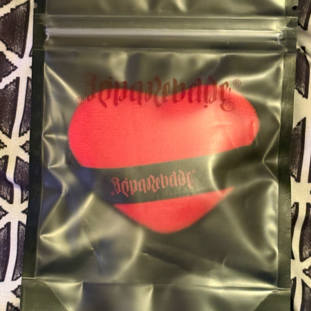 Reina Rebelde Heart Shaped Powder Puff